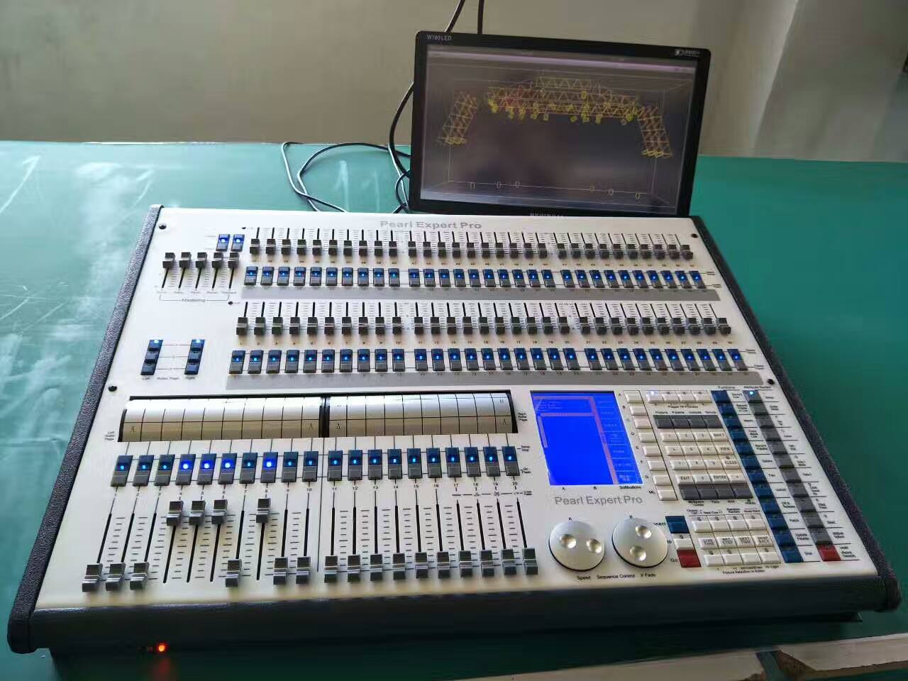 Bàn Điều Khiển Ánh Sáng DMX Pearl Exprert Pro Titan 10.0