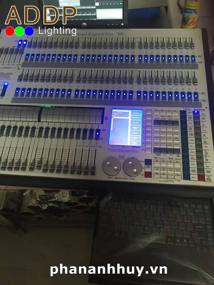 Bàn Điều Khiển Ánh Sáng DMX Pearl Exprert Pro Titan 10.0