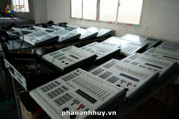 Bàn điều khiểu ánh sáng DMX 512 New Sunny