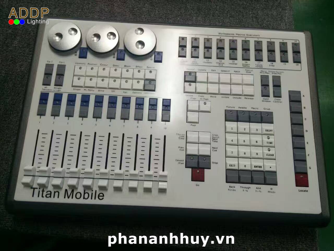 Bàn điều khiển ánh sáng Titan Mobile