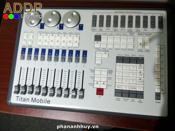 Bàn điều khiển ánh sáng Titan Mobile