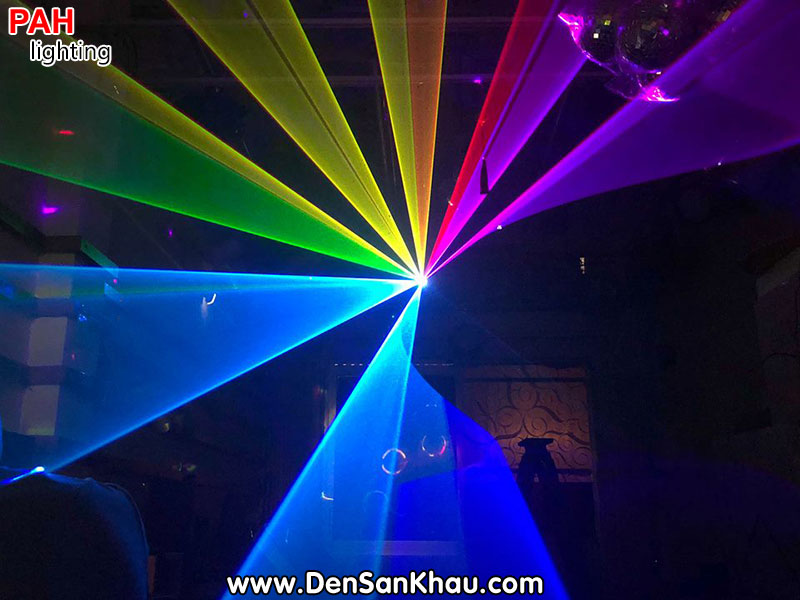 Đèn Laser cao cấp 7 màu Arora 5 hiệu ứng 1000mw sẽ khiến cho không gian của bạn thêm phần phong cách và sang trọng hơn. Hiệu ứng 7 màu đẹp mắt, sản phẩm này sẽ thỏa mãn cả những người khó tính nhất. Xem hình ảnh để cảm nhận sự tuyệt vời của đèn Laser 7 màu Arora này!
